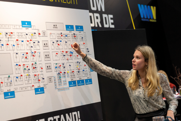 Bo in het saleskantoor van de WWV